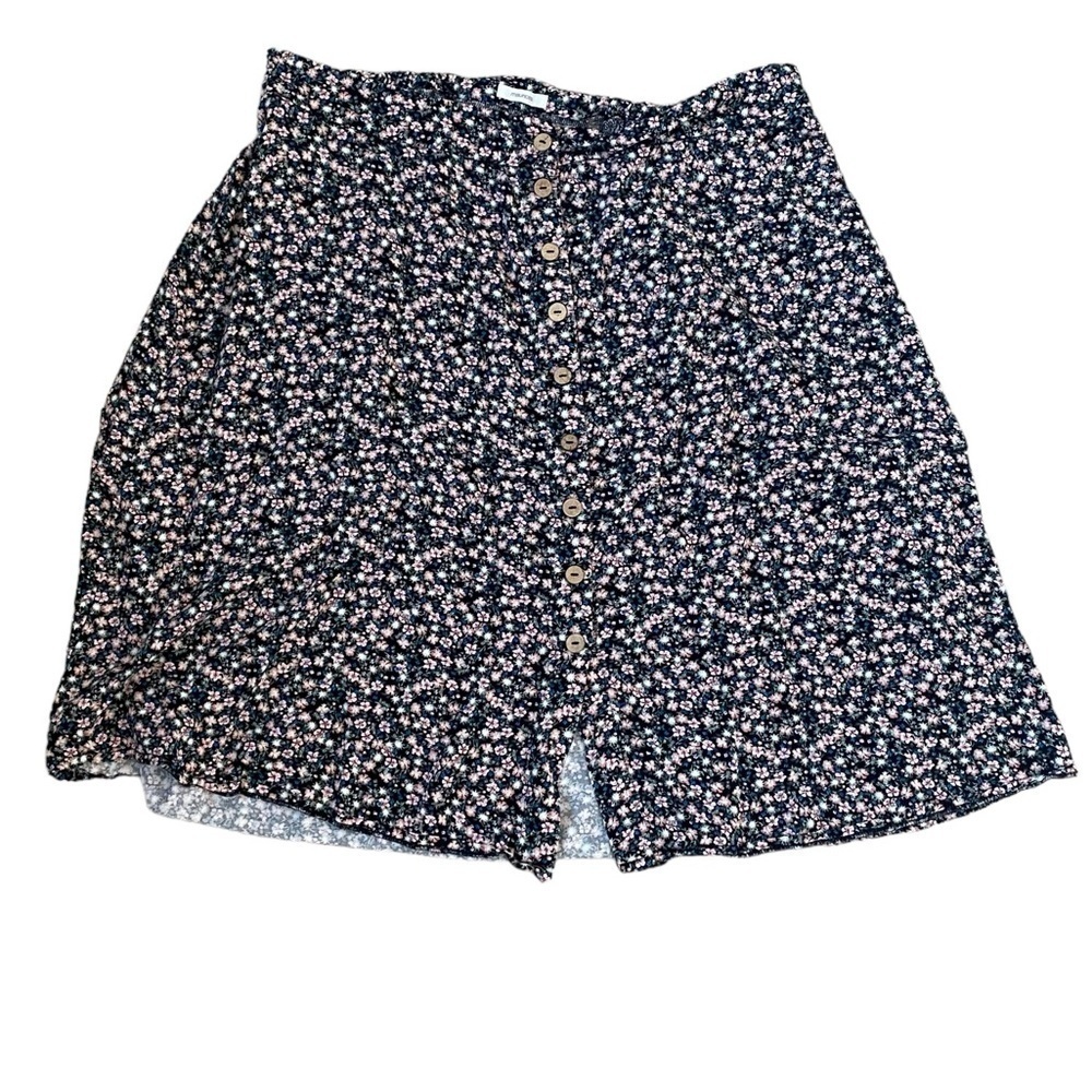Maurices XL floral button down skirt size 18. Flowers on black background.